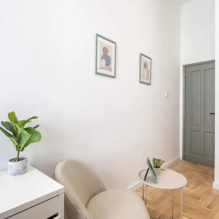 Apartment Cityscape Budget Matthias Grove *