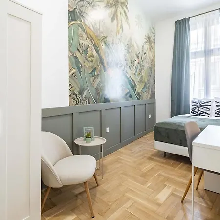 Cityscape Budget Matthias Grove Apartment