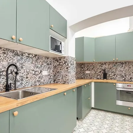 Apartment Cityscape Budget Matthias Grove Budapest